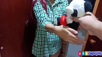 Hoy esta de cumpleaños mi puta shobrina y como regalo le ofresco dinero y me deja coger su coño por esta cachonda y feliz