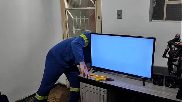a russah chamou o eletricista para arrumar sua tv e pagou com sexo