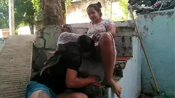 2 parte, mujer de edad mayor mientras hace oficio en la casa, la interrumpe joven lesbiana con ganas de follarle el coño con su boca