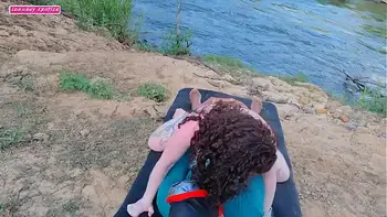 Aproveitei que meu marido foi pra o trabalho e fui com meu amante pro mato fazer aquele sexo bem selvagem