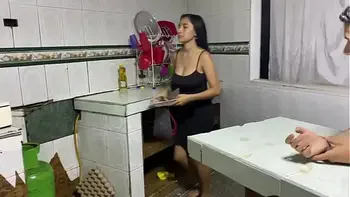 invito a mi prim a comer y termina comiendome mis tetas.