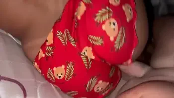 Esposa sedenta por pica vai pra cama com shortinho curto pra provocar o marido