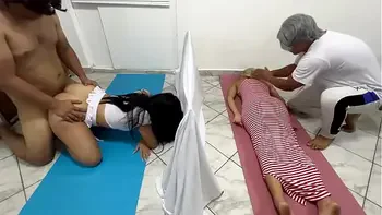 Mujer Masajista Sexy se Folla al Marido en Masaje en Pareja al Lado de su Esposa NTR JAV