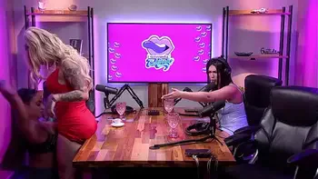 A Loirinha gostosa tirou a roupa no estúdio