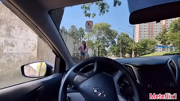 Pedindo informações com pau de fora pra gostosa no ponto de ônibus!