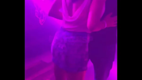 Casada conhece dois novinhos na balada, apronta na frente do corno, leva eles embora pro carro e depois fode na rua! COMPLETO RED