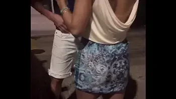 Casada conhece dois novinhos na balada, apronta na frente do corno, leva eles embora pro carro e depois fode na rua! COMPLETO RED