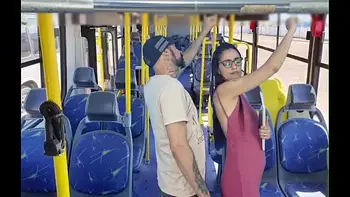 Estudande sendo encoxada por velho no onibus em público!