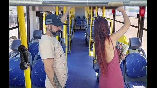 Estudande sendo encoxada por velho no onibus em público!