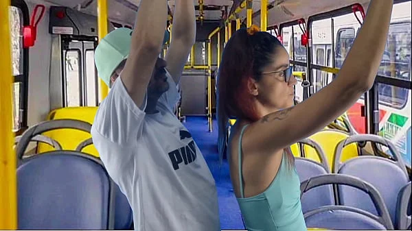 Jovem estudante leva encoxada dentro onibus!