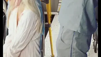 Trabalhador tira pau pra fora e encoxa mulheres dentro do ônibus em público!