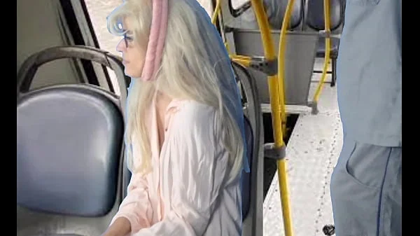 Trabalhador tira pau pra fora e encoxa mulheres dentro do ônibus em público!