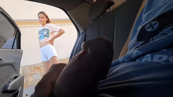 Mostrei meu pau pra novinha na rua em público arriscado ela gostou!