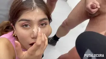 PutaLocura - Caliente teen Marina Gold follando y tragando lefa en bukkake morboso