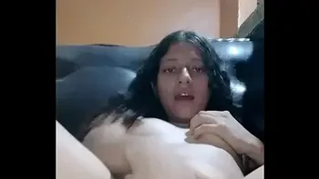 Disfruta tanto masturbarse en el mueble y casi la descubren!!