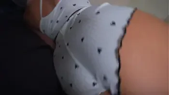 Hermanastra deja la puerta abierta para que vea su sexy pijama y no me resistí a follar su apretado coño