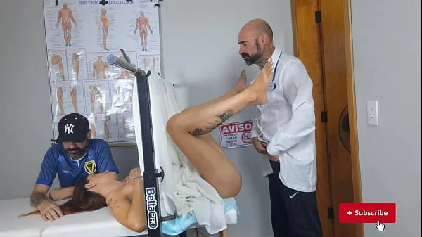 Traição ginecologista mete na esposa do corno sem ele saber!