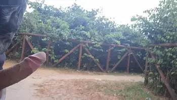 Punheta para safada que passava em público!