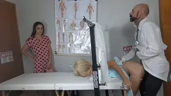 Madrasta acompanha enteada pela primeira vez no ginecologista falso!