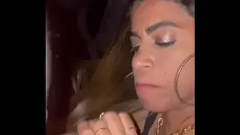 ESPOSA UMILHANDO O CORNO COM OUTRO NA CABINE DO CARÍCIA