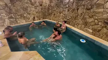 ORGIA COM OS AMIGOS NA PISCINA DO MOTEL