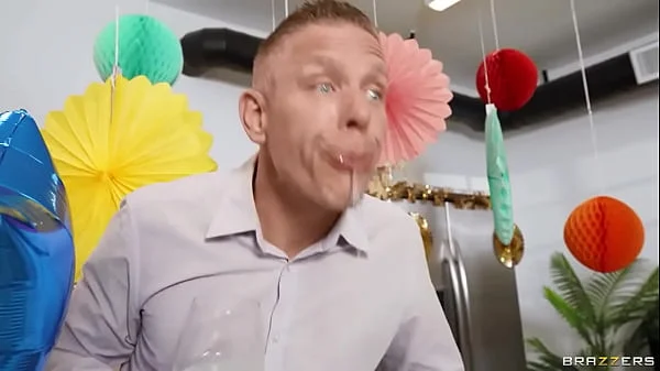 Sneaky Smash at the Birthday Bash Chloe Surreal / Brazzers/ Enter XVPROMO on official site for discount
