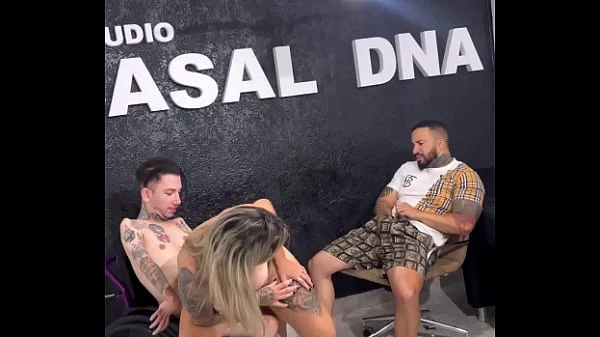 Minha primeira vez sentando na pica de um homem em gravação porno. E meu marido corno ficou olhando eu sentado gostoso na pica do cadeirante !