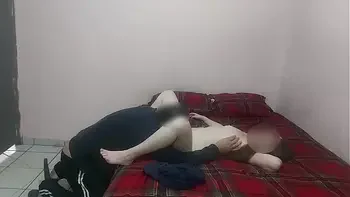 AY ME DUELE! PEQUEÑA e INOCENTE morrita putipobre de colonia marginal se va con un viejo por ayuda económica, casero real no fake