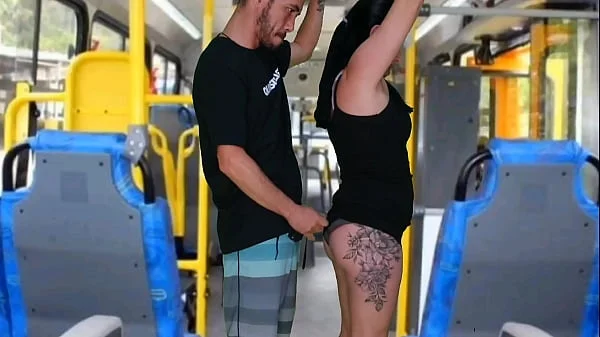 Morena tateando no ônibus