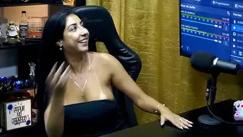 Renatinha Mello deixa o Ruan de Pau duro como só com um beijo, ela deu uma pegada gostosa no pau dele - Podcast Pápum no Barco!