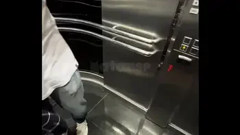 Casada apronta no bar do hotel enquanto o corno espia, depois leva o macho para o quarto para ser amarrada em um BDSM, faz um squirt, dá o cu e leva porra na cara! COMPLETO NO SHEER