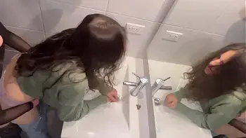 Descubro a la amante de mi marido en mi armario, ahora también me la follo!!