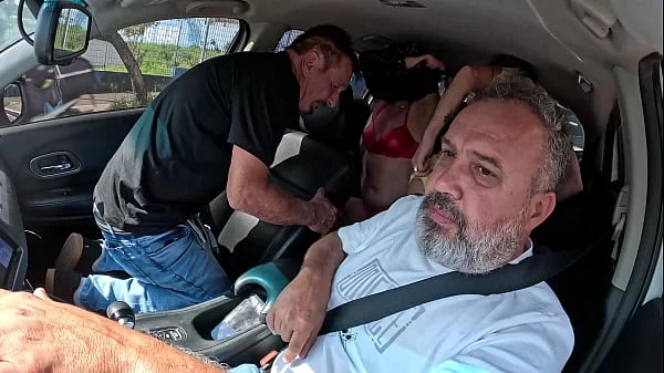 Carlos Urach estreia com duas gostosa na carona do Ted