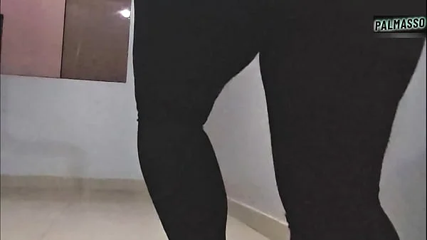 Extranjera, gordita, culona y tetona, recién llegada, me muestra sus tetas para conseguir trabajo. Luego nos encontramos en la calle para ir a un hotel a coger.