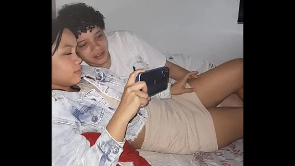Encuentro a mi hermatrastra viendo porno le hago una apuesta y terminamos follando