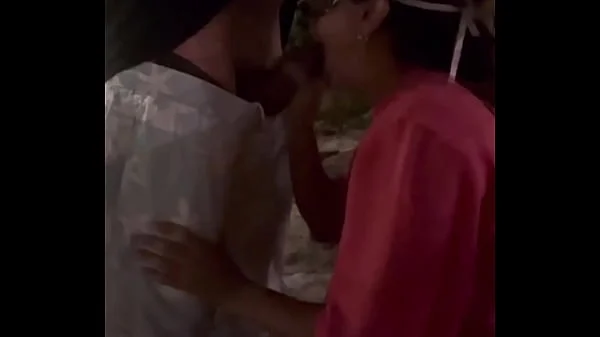 Casada safada conhece solteiro na praia, provoca o macho em um canto deserto depois vai conhecer o quarto dele enquanto corno filma tudo! COMPLETO NO SHEER