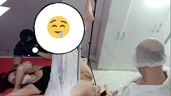 Marido leva esposa para examinar e foi traído ali mesmo ginecologista safado!