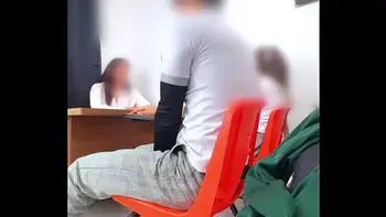 MAESTRA MEXICANA Poniendo Examen Extraordinario a Estudiantes en el salón! HAY OTRA Manera de Pasar MAESTRA? Les pide Cuerpo para pasar la Materia!