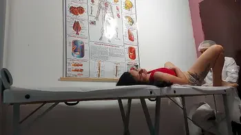 Ginecologista enfia dedo no cu e fode paciente!