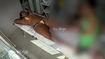 Usei meu bikini safado para fazer massagem. Massagista ficou cheia de tesão vendo minha bucetinha pulando do bikini