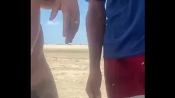 Deixei o novinho pegar na minha Buceta na praia e lógico que eu também peguei no pau dele