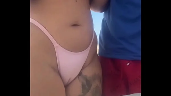 Deixei o novinho pegar na minha Buceta na praia e lógico que eu também peguei no pau dele