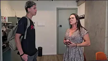 Jovem Adulto Virgem em aprendizado com a Milf safada .