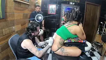 Vloog Essa Morena Tatuou a Bunda e Fez a Tatuagem Igual da Cantora Anita