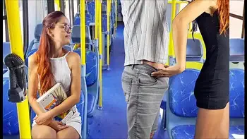 Estudante sendo encoxada no ônibus em publico!