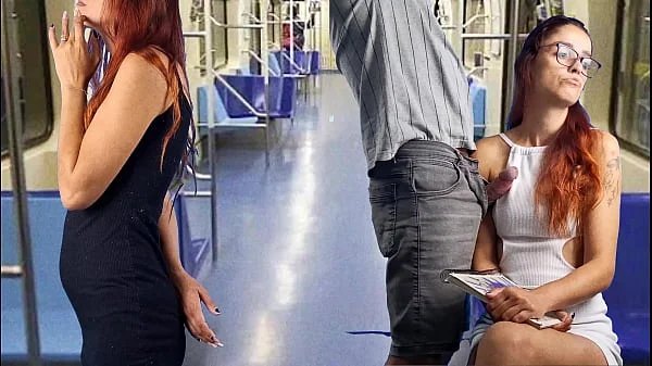 Safada estudante deixa estranho encoxar sua bunda em público!