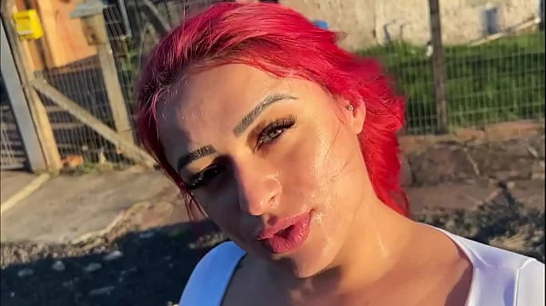 DEPOIS DO BANHO, MILF RUIVA RECEBE CREME NO ROSTO E SAI PRA CORRER TODA GOZADA!