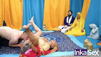 Chudai - Madrastra India tetona se folla al novio de su Hijastra y le dejan el coño lleno de leche.