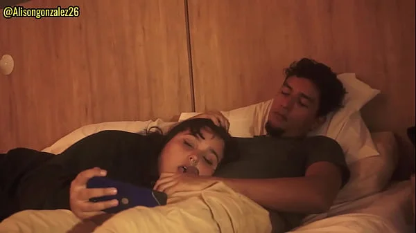 Mirando una pelicula con mi padrastro y sin querer me trague su pene (casi nos descubren)
