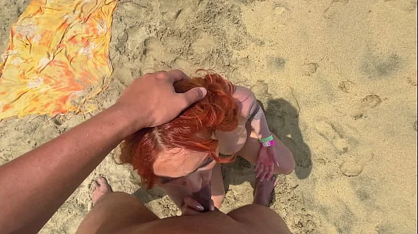 Un voyeur pilló a una pareja amateur desnuda teniendo sexo en la playa. Un desconocido lo observa todo